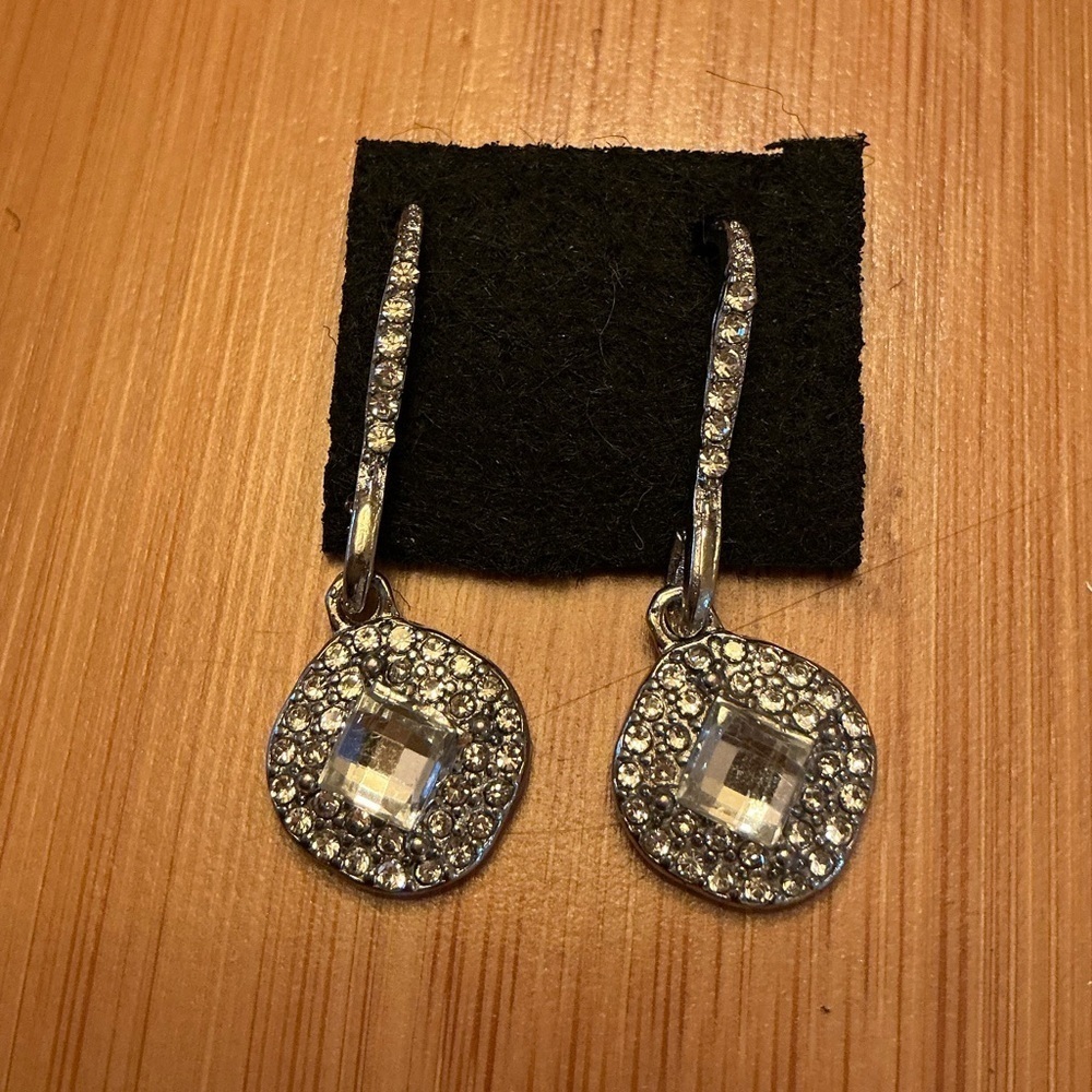 Beautiful pair of earrings!
Brand New!